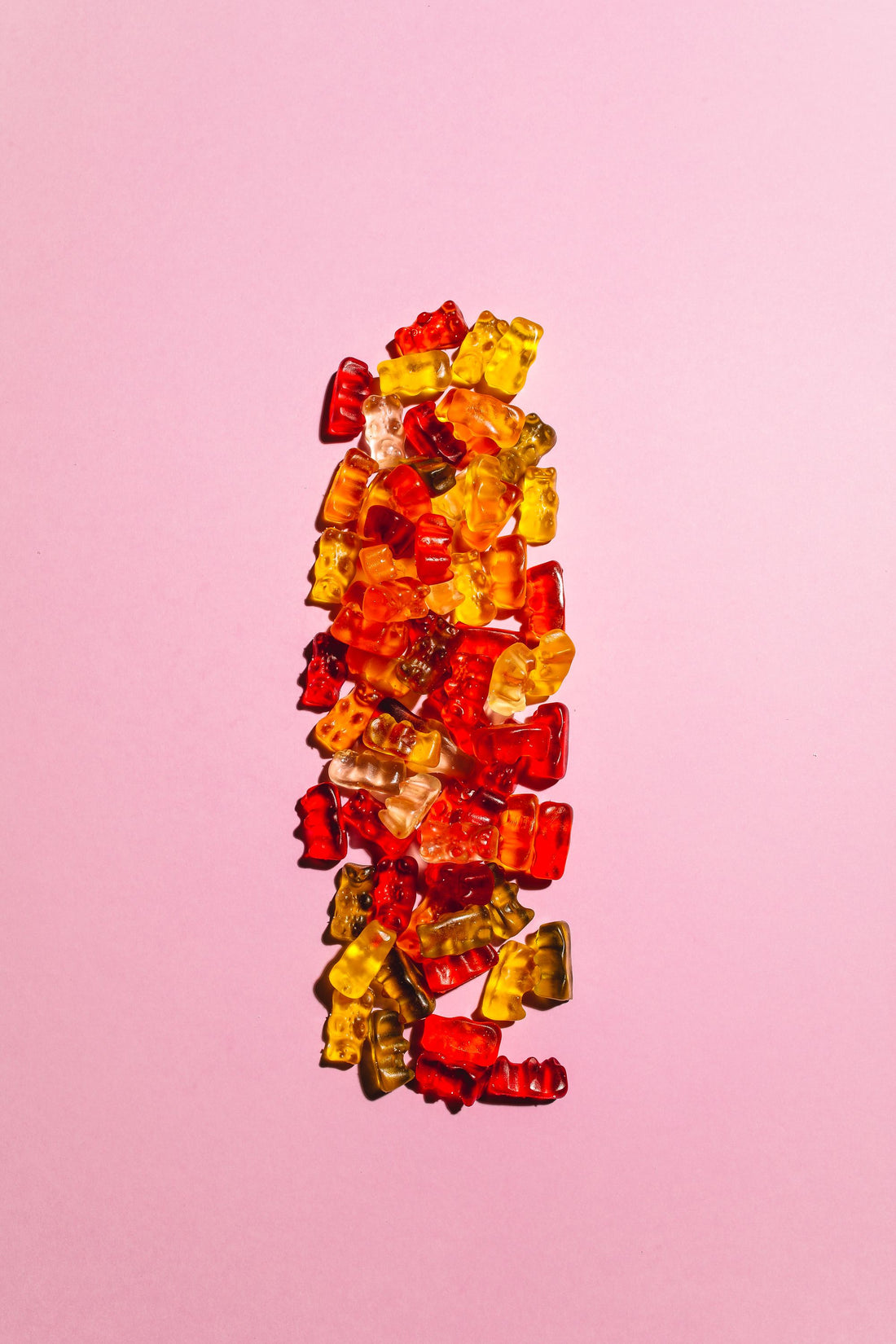 Bunte Fruchtgummis in Bärchenform als Beispiel für selbstgemachte THC Gummibärchen