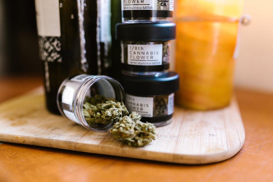 Cannabisblueten im Glas waehrend der Curing-Phase
