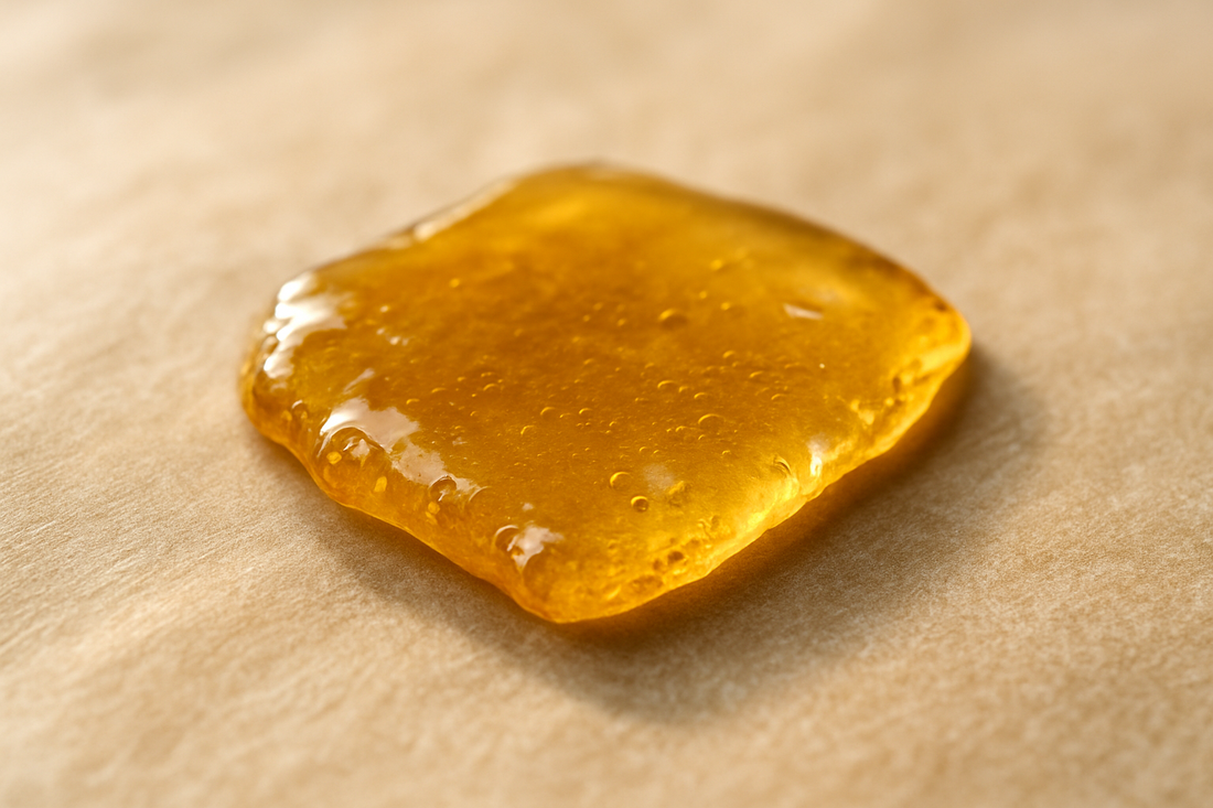 Makroaufnahme eines goldenen Cannabisextrakts auf Backpapier, passend zum Thema Rick Simpson Oil.