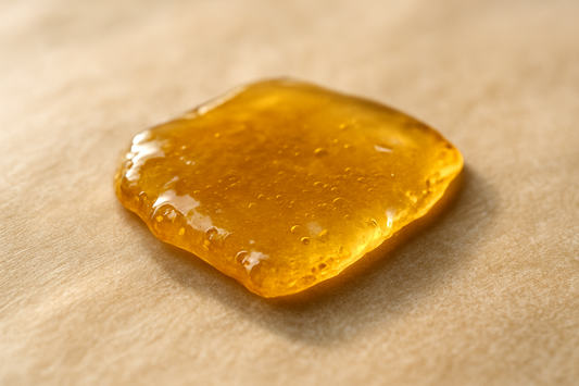 Makroaufnahme eines goldenen Cannabisextrakts auf Backpapier, passend zum Thema Rick Simpson Oil.